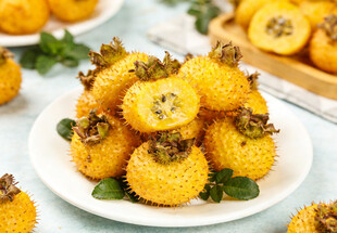 刺梨果摆放在盘中