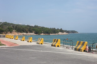 海边道路的黄色防护设施
