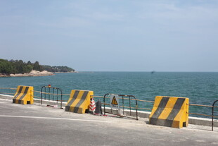 海边道路旁的警示隔离设施