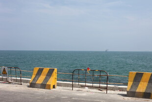 海边护栏与开阔海面景象