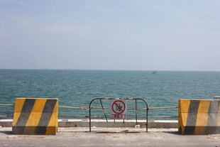 海边警示设施与辽阔海景