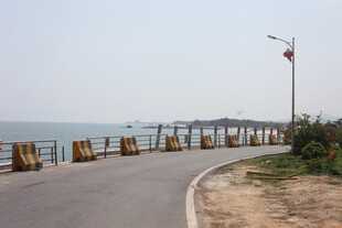 海边蜿蜒公路与木质栈桥