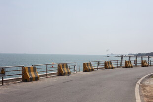 海边公路护栏风景