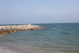 海边石堤与碧蓝海水