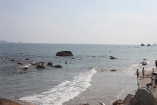 海边景致 游人漫步赏景