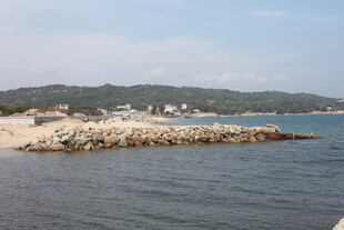 海边石堤与远处城镇风景