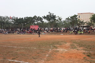 操场活动现场 人群聚集