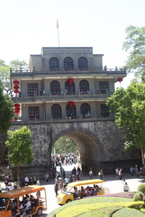 古城楼前的热闹景象