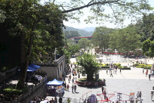 景区热闹的休闲广场场景