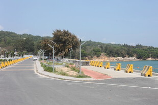海边公路旁的黄色隔离设施