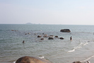 海边漫步 人与礁石共赏海景