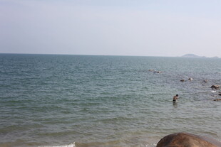 海边景致 一人漫步于岸