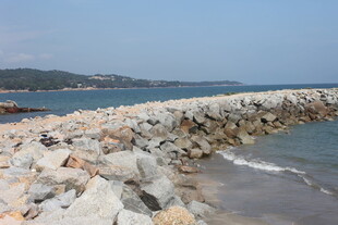 海岸边的岩石防波堤