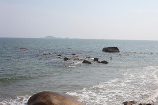 海边礁石与海浪美景