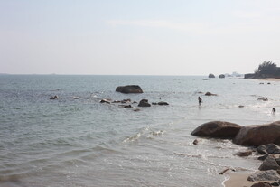 海边浅滩有人嬉戏赏景
