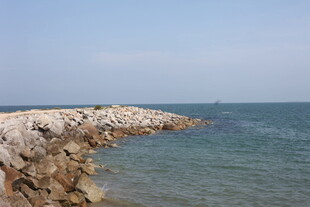 海边石砌防波堤景观
