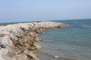 海边岩石岸景