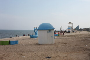 海边沙滩上的蓝色圆顶小屋
