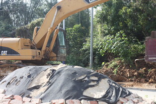 挖掘机旁的覆盖物场景