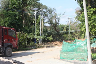 户外施工场景中的红色车辆