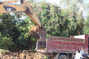 挖掘机装车现场作业