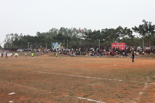 户外开阔场地人群活动场景