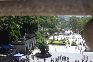 古景广场人群熙攘景象