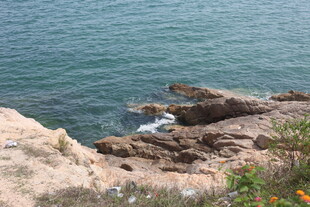 海边嶙峋礁石与蔚蓝海水
