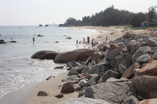 海边石滩上的休闲场景