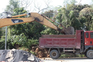 挖掘机装车作业场景