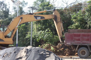 挖掘机装载作业场景