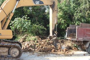 挖掘机装载土方作业