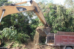 挖掘机往卡车装载土方