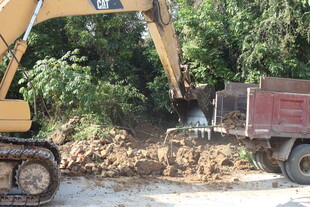 挖掘机向货车装载土方