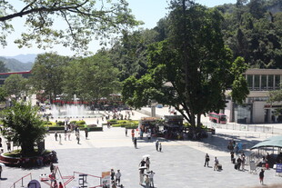热闹的户外广场休闲场景
