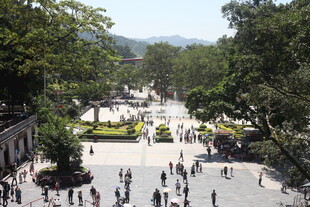古景广场游人漫步