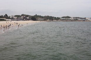海滨风光 人群漫步海岸线
