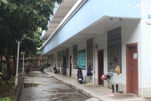 街道旁的低矮建筑及行人