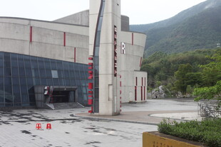 现代建筑外观与周边景致