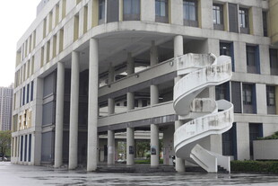 现代建筑的螺旋楼梯景观