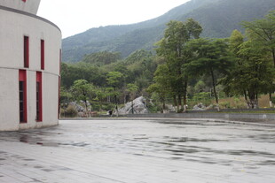 山间建筑旁的开阔水域