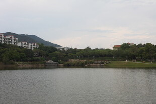 湖畔风光 远山近景