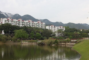 湖畔依山的住宅小区景观