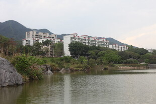 湖畔依山的现代建筑群