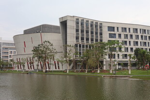 湖畔现代建筑风光