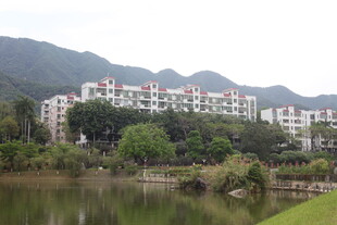 湖畔环山的居民建筑群