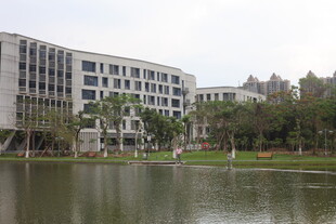 湖畔现代建筑景观