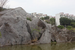湖边嶙峋怪石景观