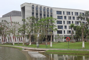 现代校园建筑与水景风光