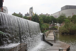 城市中的人工瀑布景观